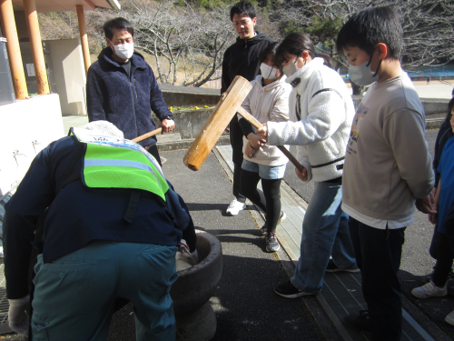 R6.豊岡小学校との農業体験学習/豊小もちつき.JPG