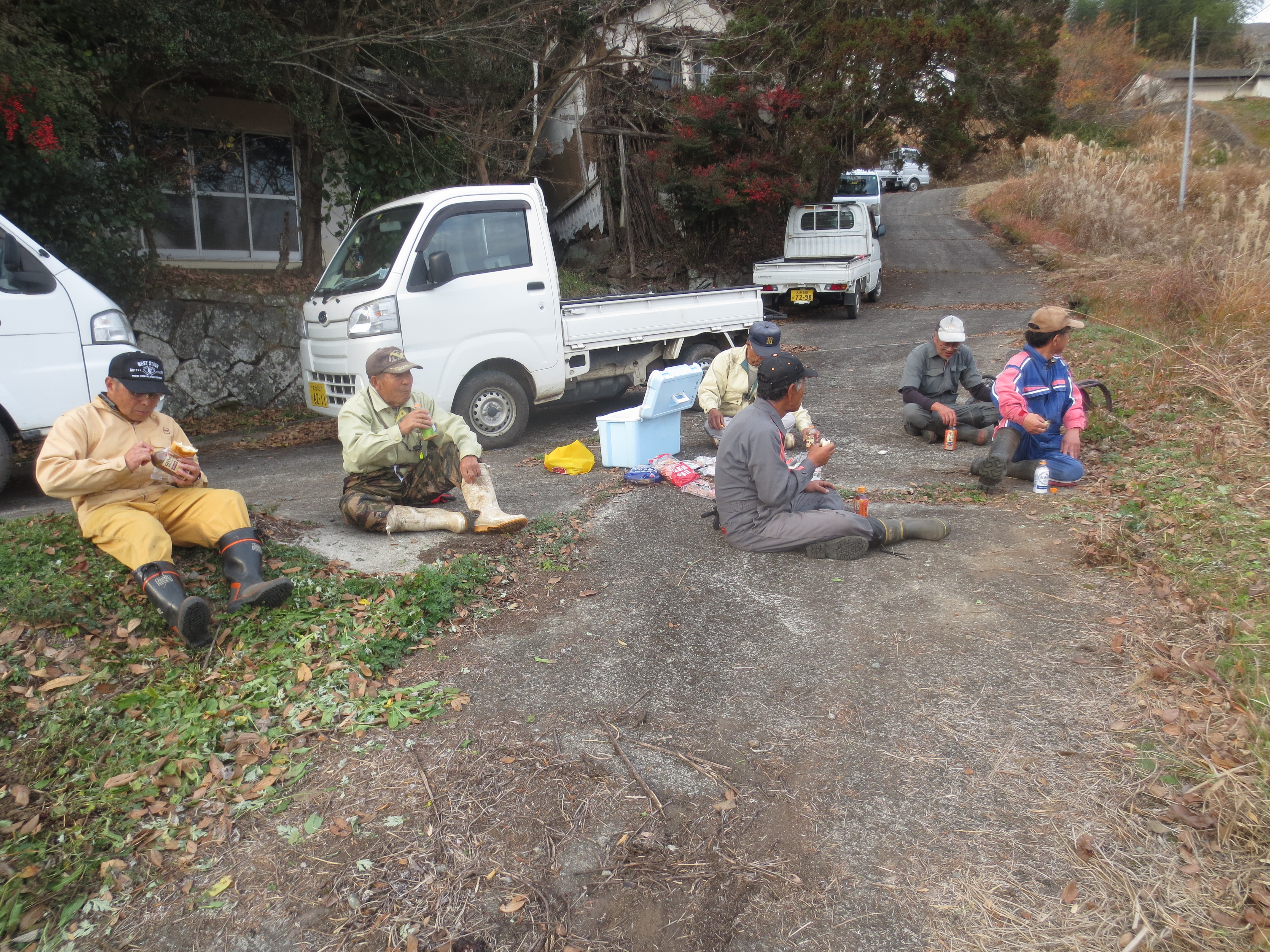 33.草刈作業中の小休止/３４，草切作業.JPG
