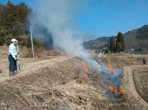 2019:04:29/宇土農道整備(草刈り・草燃き).jpg